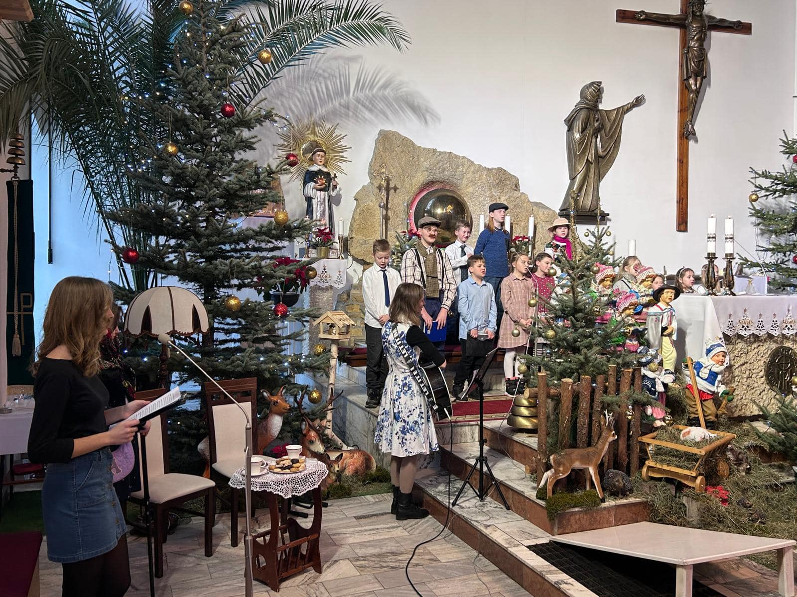 ŚWIĄTECZNA PASTORAŁKA I RADOSNE KOLĘDOWANIE